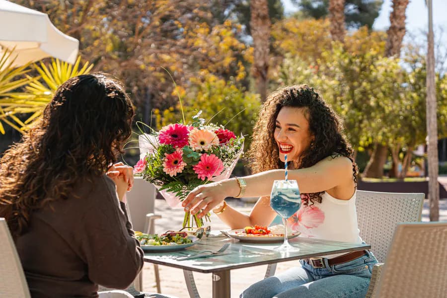 Freundinnen am Tisch mit Blue Cloud Smoothie