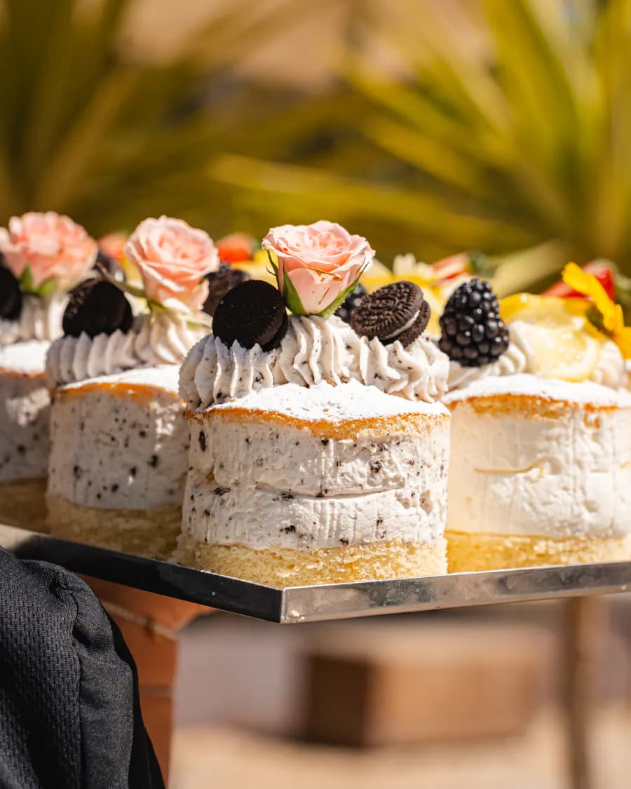 Kuchen-Vitrine mit Rosen-Garnitur
