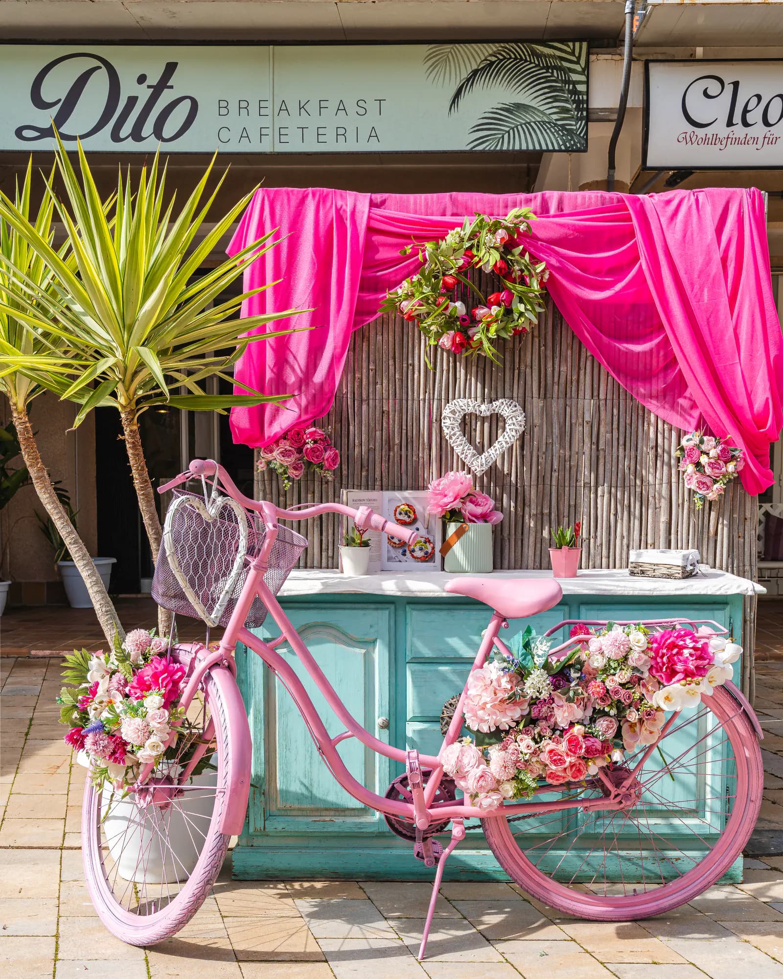 Dito Breakfast Cafeteria — Eingang mit rosa Fahrrad in Sa Coma